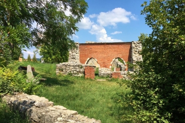 Ruine der St. Michael-Kirche (Kirchenruine von Papsoka)